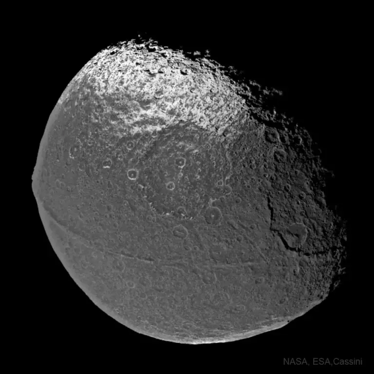 Read more about the article Saturn’s Iapetus: Moon with a Strange Surface