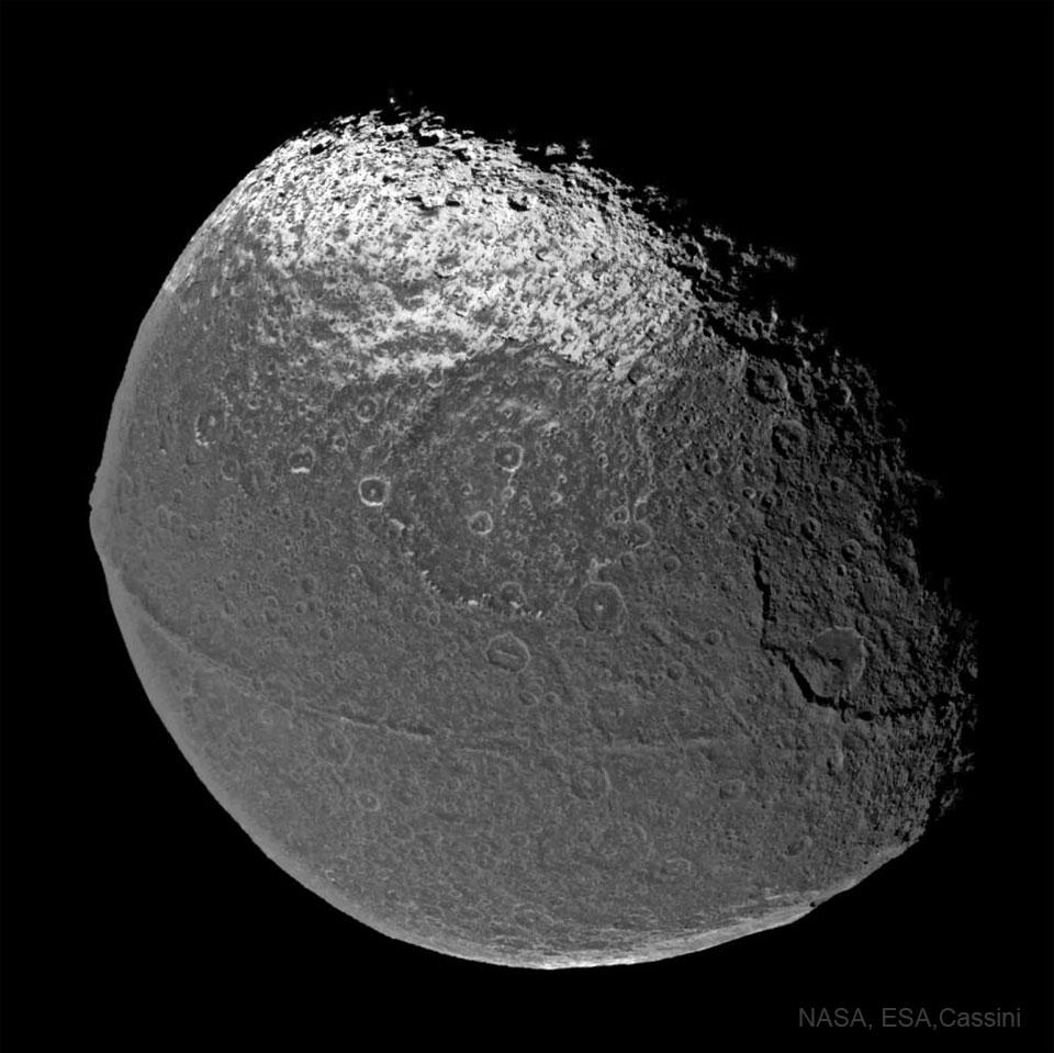 Saturn’s Iapetus: Moon image
